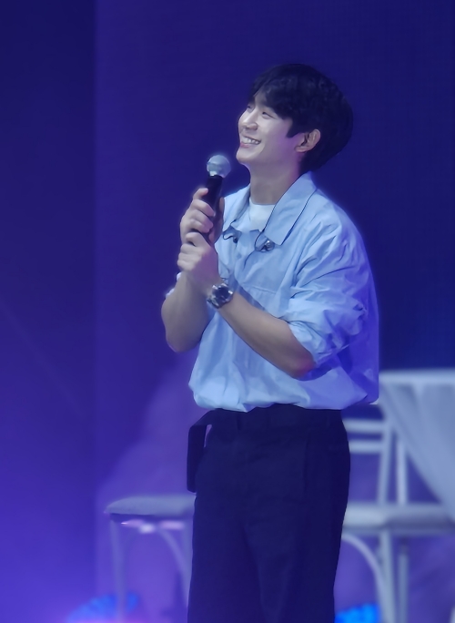 Jung Hae In despidiéndose de sus seguidores durante su primer fanmeeting en México.