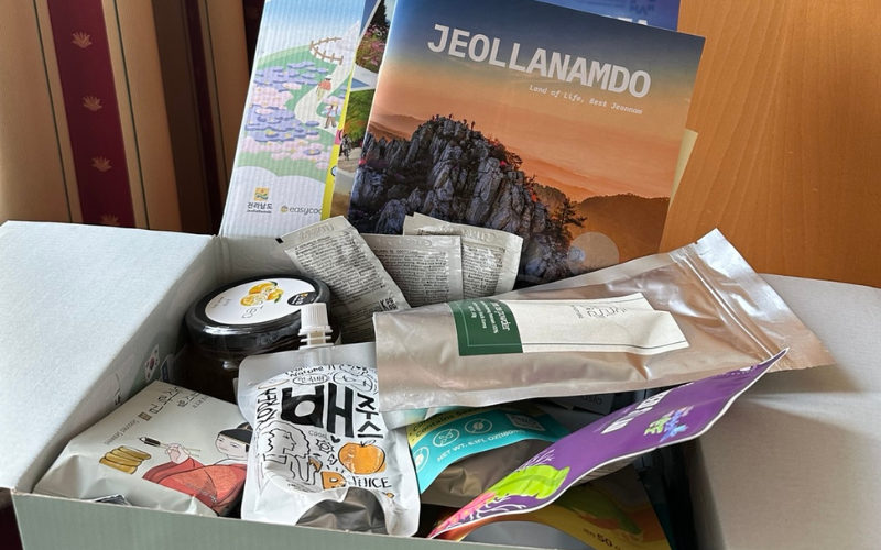 Ein Geschenk auf der Tourismusmesse war eine Produktbox mit Köstlichkeiten und Informationen aus Jeollanam-do ©Jasmin Mikolay