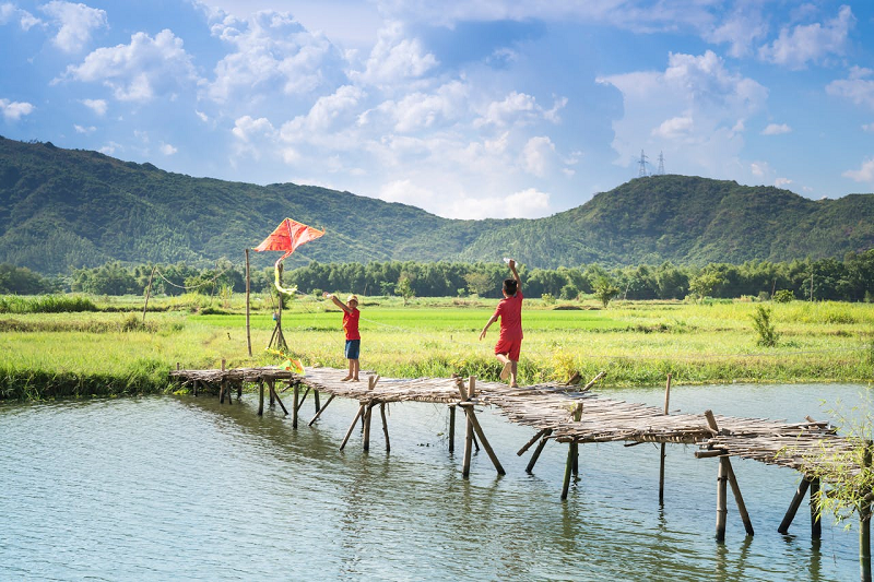 Mỗi khi hè về, trẻ con Việt Nam thường đến những vùng đất trống, có gió lớn để cất cao những cánh diều rực rỡ sắc màu và hình dáng. (Ảnh: Pexels)