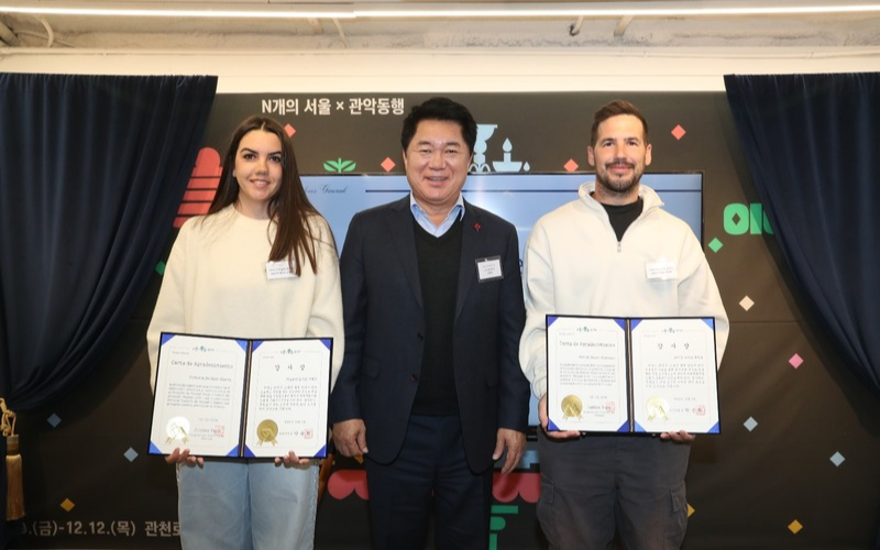 Victoria Delgado (izquierda) y Fabián Bravo (derecha), junto al alcalde de Gwanak-gu, Park Jun-hee (centro), posan con el diploma acreditativo en agradecimiento al trabajo realizado. | Fabián Bravo