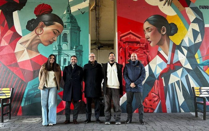 Desde la izquierda, Victoria Delgado, el concejal delegado del Área, Jacobo Florido, el embajador de España en Corea, Guillermo Kirkpatrick, y Fabián Bravo durante el acto de inauguración del mural.