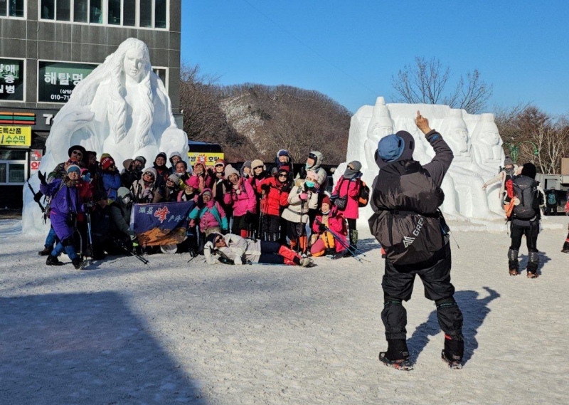 Фотография туристов на фоне скульптуры на фестивале Taebaeksan Snow Festival. / Фото: Александра Дибирова