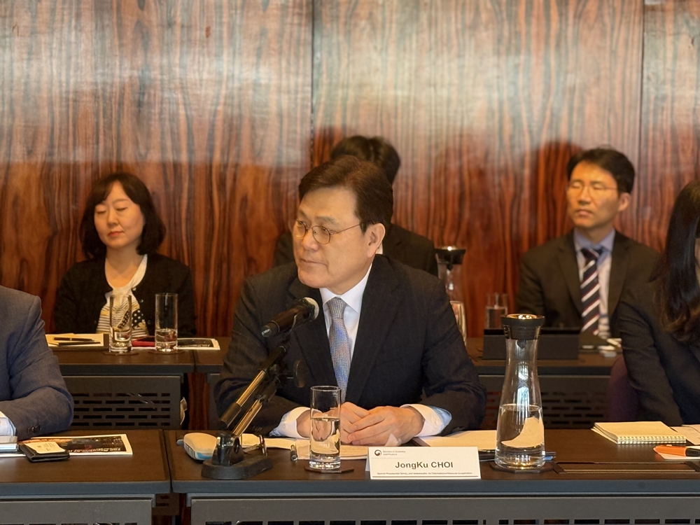 Ambassador for Financial Cooperation Choi Jong-ku on Feb. 14 gives a welcoming speech at a briefing on the Korean economy at the Ritz-Carlton, Millenia Singapore. (Ministry of Economy and Finance) 