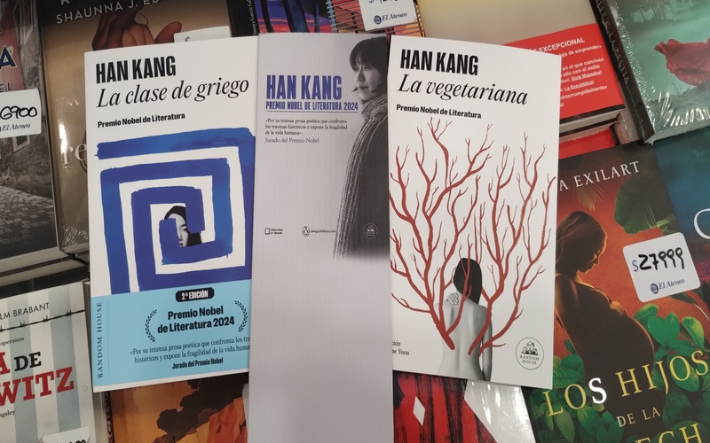 Dos libros de Han Kang ofertados en una librería de Recoleta, Buenos Aires | José Alirio Peña