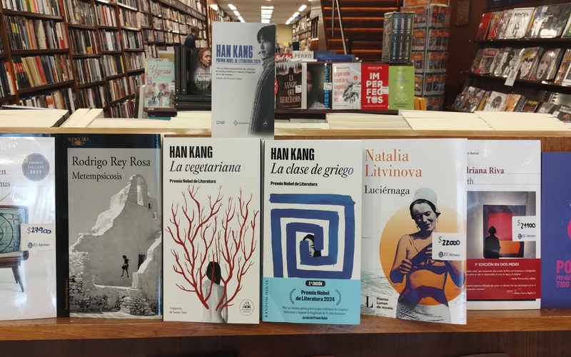 Libros de Han Kang ofertados en una librería de la calle Florida, Buenos Aires | José Alirio Peña