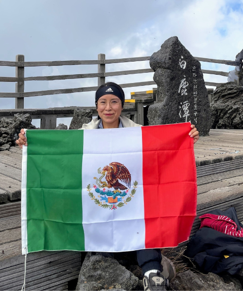 La reportera honoraria Laura López Velázquez se encuentra frente a la roca de Hallasan, localizada en la cima de la montaña. 