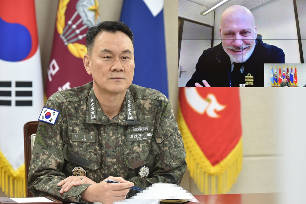 Joint Chiefs of Staff Chairman Kim Myung-soo on Feb. 20 discusses cooperation in a videoconference with Giuseppe Cavo Dragone, new chairman of the NATO Military Committee. (Joint Chiefs of Staff) 