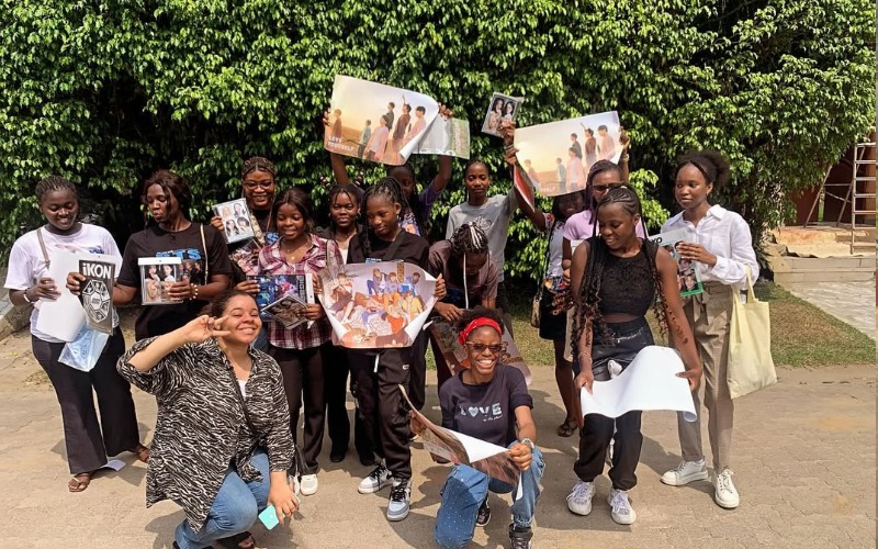 Quelques participants du Random Play Dance de Douala posent avec les cadeaux offerts par l'ambassade de Corée au Cameroun. © Korean Cultural Club