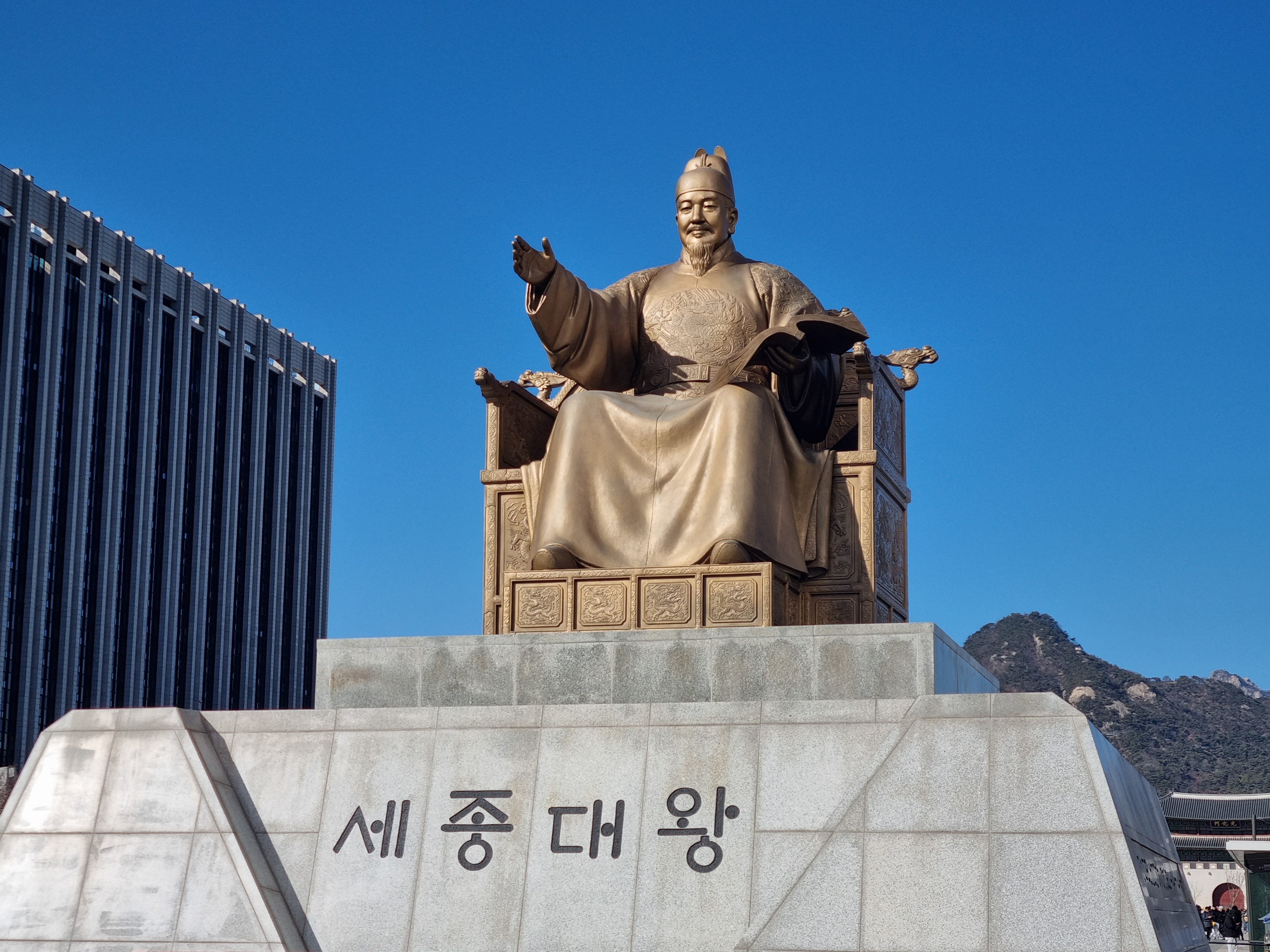 Statue du Roi Sejong sur la place Gwanghwamun. © Solène Catella