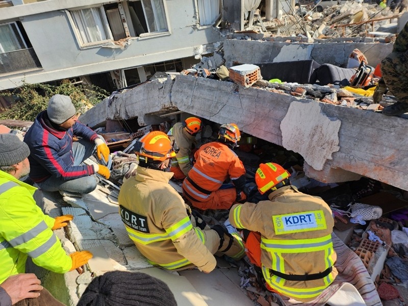 Des secouristes de l’Agence nationale des pompiers interviennent sur les zones sinistrées par le séisme en Turquie et en Syrie, en février 2023. © Agence nationale des pompiers