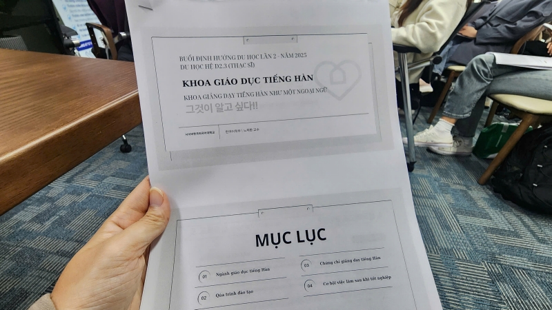 Mỗi người tham gia chương trình đều được cấp cho tài liệu chính là bản trình chiếu đã được dịch sang tiếng việt.(Ảnh: Nguyễn Phương Anh) 