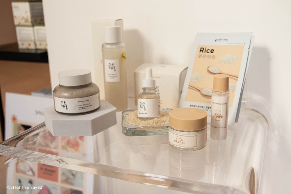 Les produits de K-Beauty proposés au pop-up store du 6 au 13 mars par Dalious ,le distributeur de référence en France, des grandes marques de cosmétiques coréennes. Un évènement également en lien avec le salon professionnel « Pharmagora Plus », car la K-Beauty est également distribuée par Dalious via les réseaux de pharmacies et parapharmacies.