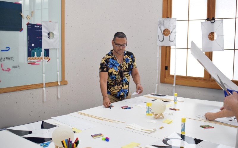 José Alirio Peña durante el taller de barriletes escudo en el CCC | Juan José Díaz