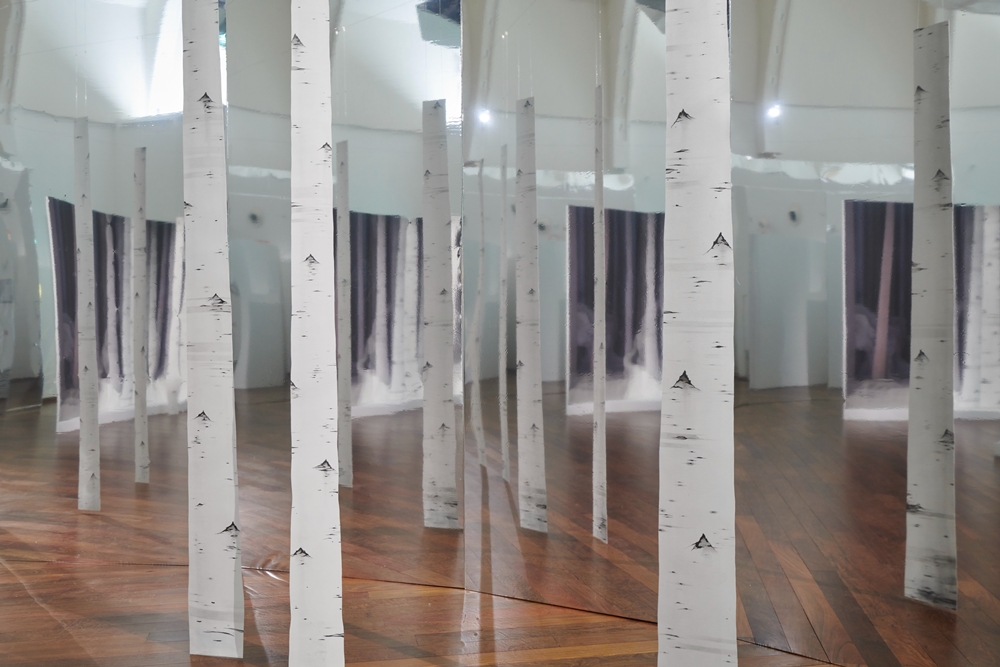 Installation « Tissage » réalisée pour l'exposition « Carte blanche à Min Jungyeon » au Musée Guimet - MNAAG, Paris, 2019-2020. ©Thierry Ollivier, galerie Maria Lund