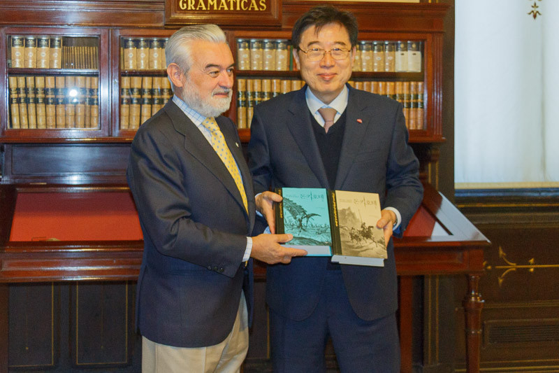 Entrega en la sede de la Real Academia Española de la Lengua del Quijote traducido al coreano.