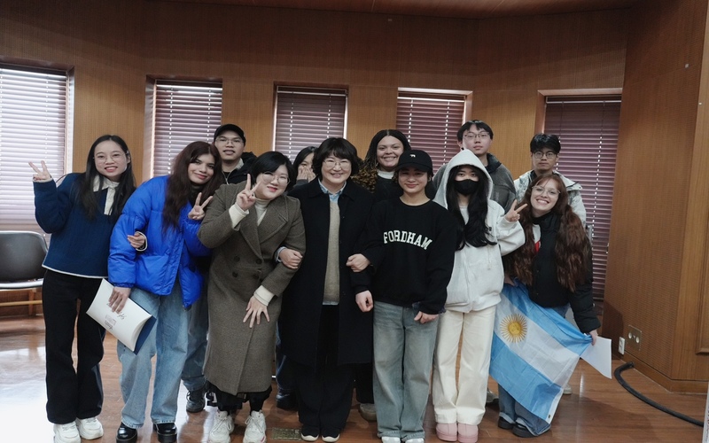 Claribel sostiene la bandera de Argentina. Ella comparte con personas de distintas nacionalidades.