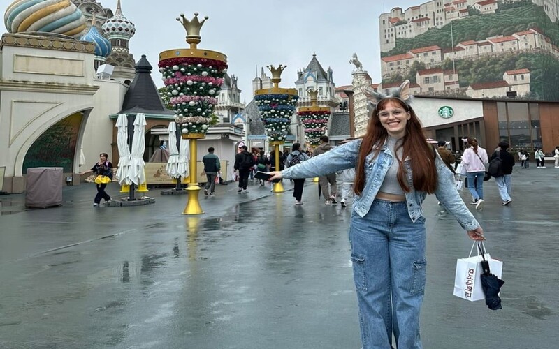 Claribel paseando por el parque temático Everland