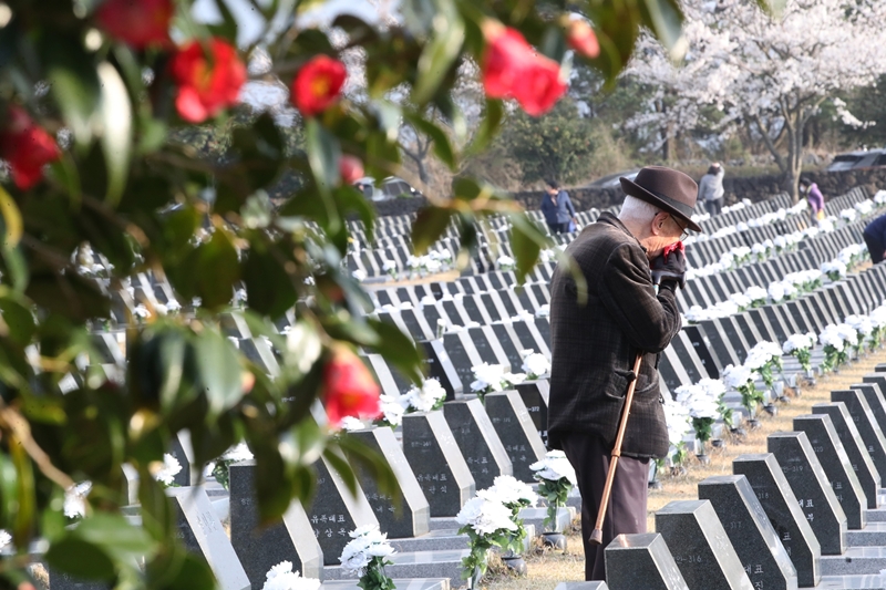 遺族たちが済州４・３平和公園を訪れた。写真は、行方不明者の標石を訪れた遺族が犠牲者の魂をしのぶ様子＝３日、済州市、聯合ニュース