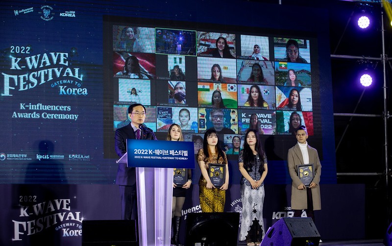 Bộ đôi “Miles and Cals” - K-influencer xuất sắc 3 năm liền 2021, 2022, 2023 đã truyền cảm hứng rất lớn cho các K-influncer nói riêng và những người đam mê Hàn Quốc nói chung. (Ảnh: Korea.net)