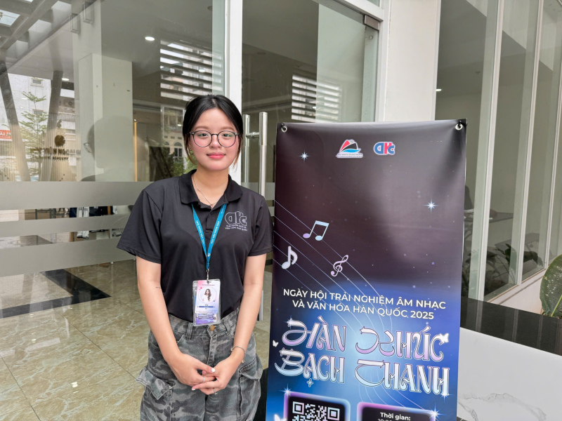 Lần đầu tiên tổ chức sự kiện về văn hóa Hàn Quốc với vai trò là Trưởng Ban tổ chức, bạn Sông Hồng không giấu được sự vui sướng và mong muốn sự kiện nhận được sự quan tâm đông đảo của các bạn sinh viên trong và ngoài trường. (Ảnh: Hoàng Xuân Tùng)