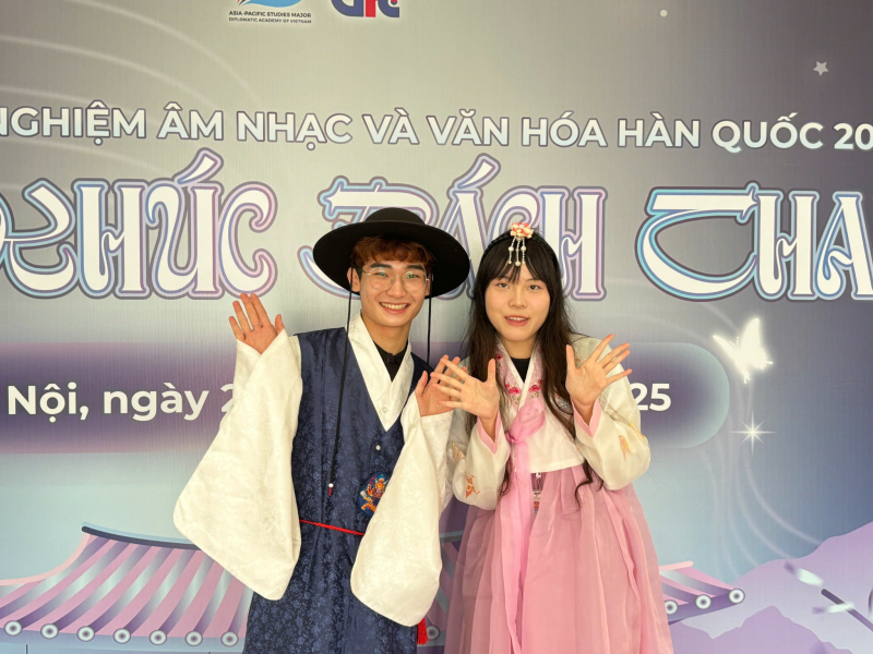 Tại gian hàng Hanbok, khách tham quan có cơ hội khoác lên mình những bộ Hanbok xinh xắn với màu sắc tươi sáng. (Ảnh: Hoàng Xuân Tùng)