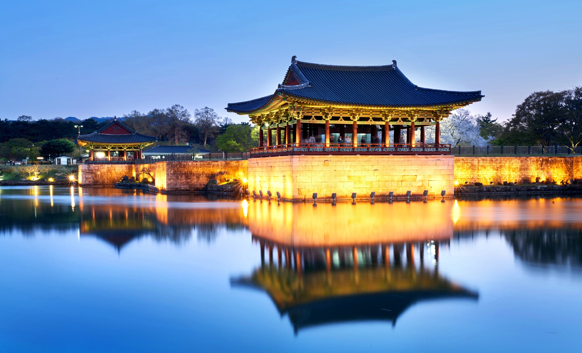 图为东宫与月池的夜景。韩宣网名誉记者徐傲 摄