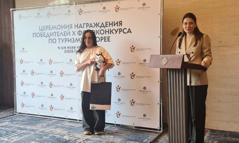 Победитель десятого фотоконкурса по туризму в Корее Анастасия Антошкина (слева) и заместитель главы администрации Владивостока Дарья Стегний. / Фото: Юлия Епифанова
