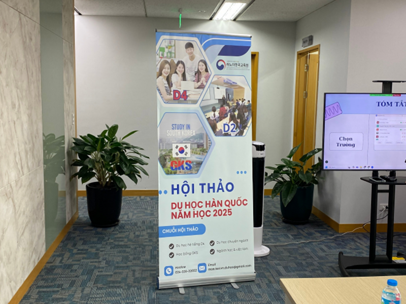 Văn phòng đại diện Phòng Giáo dục Hàn Quốc ở nước ngoài tại Việt Nam đã chuẩn bị màn hình trình chiếu cho buổi định hướng. (Ảnh: Tô Trà My)