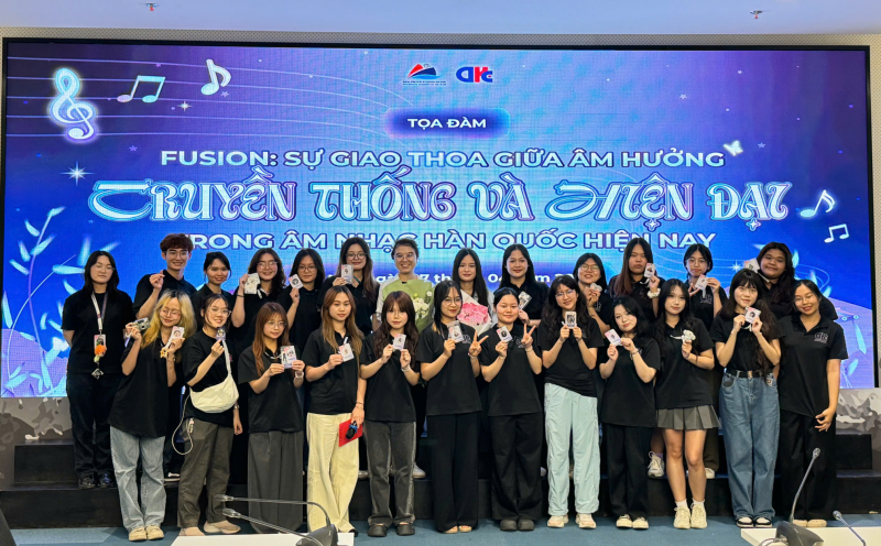 Ngày 27 tháng 4, buổi tọa đàm “Fusion: Sự giao thoa giữa âm hưởng truyền thống và hiện đại trong âm nhạc Hàn Quốc hiện nay” đã được tổ chức thành công bởi CLB Ngôn ngữ và Văn hoá Hàn Quốc Học viện Ngoại giao (DKC). (Ảnh: Hoàng Xuân Tùng)