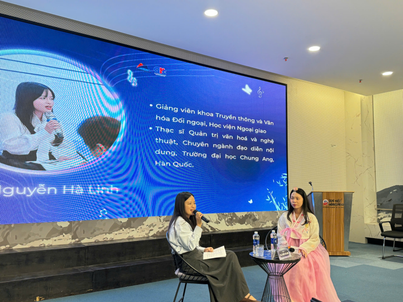 ThS. Nguyễn Hà Linh - nhân vật chính trong buổi tọa đàm với những kiến thức bổ ích về sự kết hợp giữa truyền thống và hiện đại trong âm nhạc Hàn Quốc. (Ảnh: Hoàng Xuân Tùng)