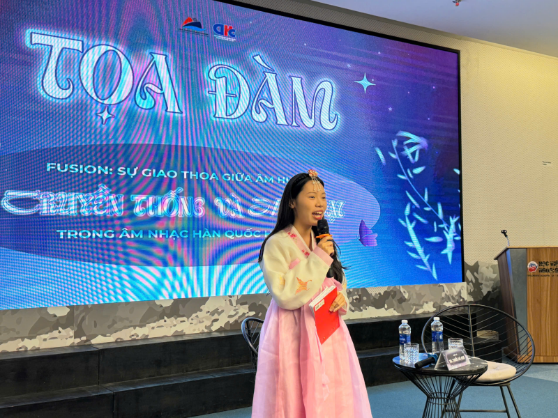 MC Nguyễn Minh Phương đã giới thiệu đôi nét về mục đích của buổi toạ đàm. (Ảnh: Hoàng Xuân Tùng) 