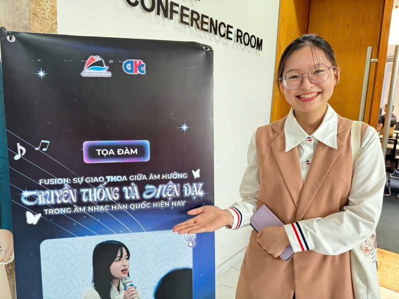 Em Park Huyền Linh bày tỏ sự yêu thích và hào hứng đối với buổi tọa đàm do câu lạc bộ DKC tổ chức. (Ảnh: Hoàng Xuân Tùng) 
