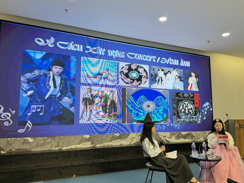 Một số hình ảnh tổng hợp về trang phục, album, concept chụp hình, MV,... của một số nghệ sĩ tiêu biểu đã khéo léo tận dụng yếu tố truyền thống để tạo nên cá tính riêng cho sản phẩm âm nhạc của mình. (Ảnh: Hoàng Xuân Tùng)