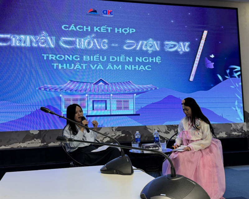 ThS. Nguyễn Hà Linh chia sẻ rằng, chỉ cần có chiến lược khai thác hợp lý, công nghiệp văn hóa Việt Nam hoàn toàn có thể vươn ra thế giới mạnh mẽ như Hàn Quốc. (Ảnh: Hoàng Xuân Tùng)