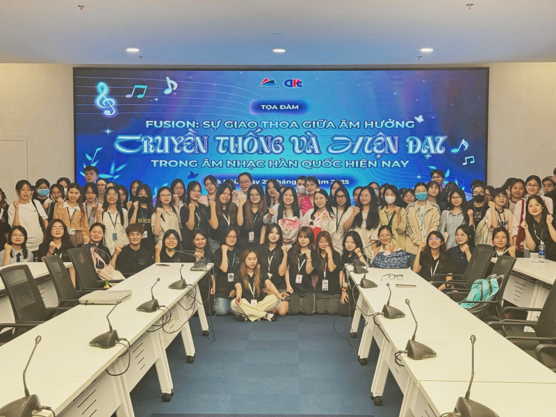 Các bạn sinh viên, ban tổ chức và diễn giả cùng chụp ảnh lưu niệm tại buổi tọa đàm “Fusion: Sự giao thoa giữa âm hưởng truyền thống và hiện đại trong âm nhạc Hàn Quốc hiện nay”. (Ảnh: Hoàng Xuân Tùng)