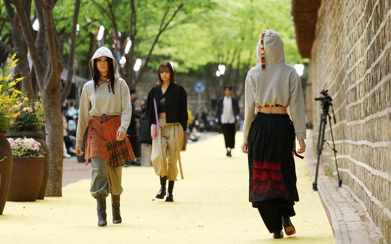 Ccomaque, a youth brand under the Hanbok label Dolsilnai, resonates with the younger generation with witty designs faithful to the basics, with this collection presenting a more modern and youthful style while maintaining the unique elements of Hanbok. In 2019, Ccomaque won the Hanbok Cultural Merit Award from the Ministry of Culture, Sports and Tourism. 