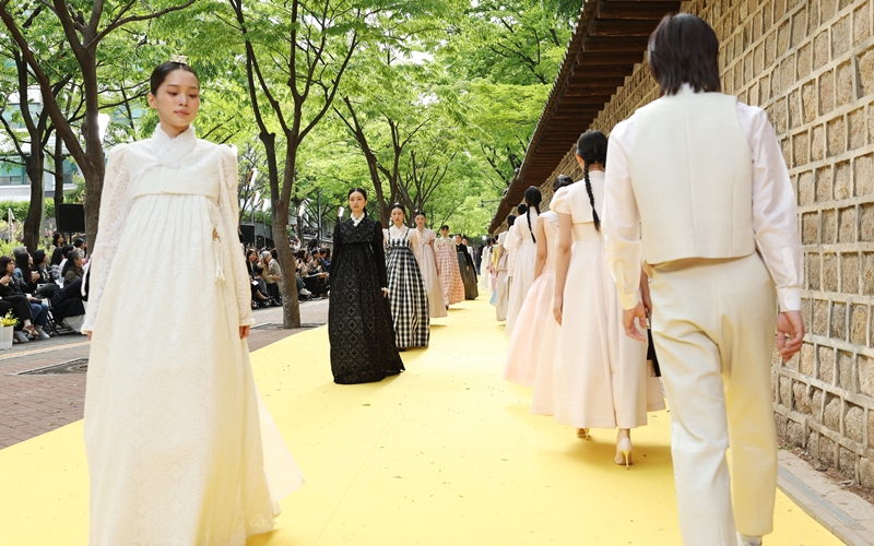 lending traditional Hanbok with modern designs, Hanbok Studio Hyeon specializes in stylish pieces for everyday wear. The brand last year was named Hanbok Designer of the Year by the Ministry of Culture, Sports and Tourism and designed outfits for actor Kim Tae-ri and 2010 Olympic figure skating champion Kim Yuna.  . 