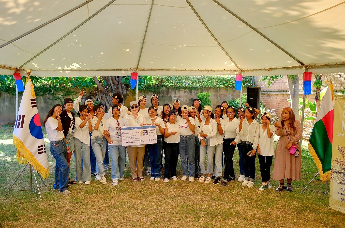 Park Ji Hyun, ambassadrice de Corée avec les finalistes des éliminatoires pour Quiz on Korea. © Ambassade de la République de Corée à Madagascar