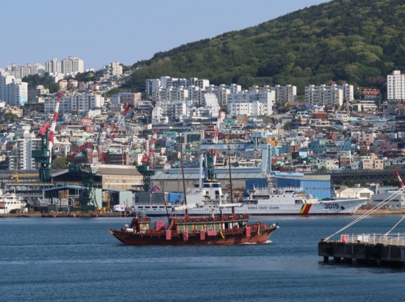 朝鮮通信使船の様子。江原道産の７０～１５０年経った松で造られた船は、長さ３４．５ｍ、幅９．３ｍ、高さ５ｍに達する＝先月２６日、釜山、シャルル・オデゥアン