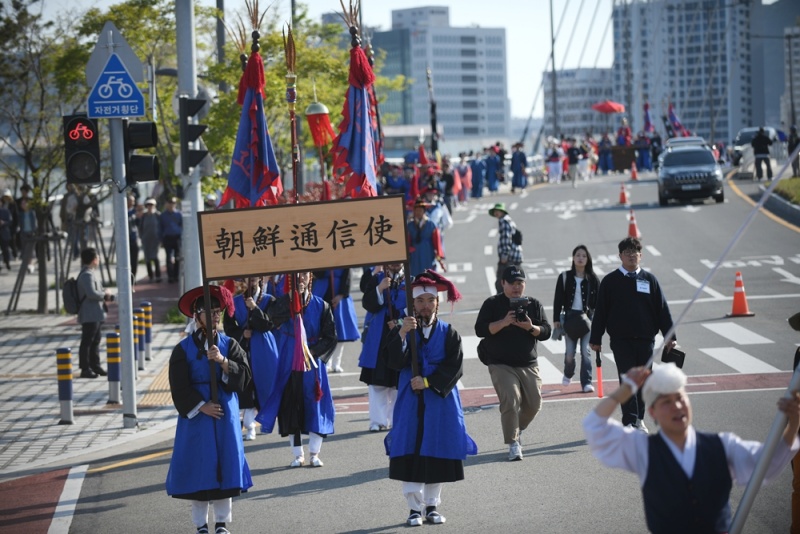 朝鮮通信使船の様子。江原道産の７０～１５０年経った松で造られた船は、長さ３４．５ｍ、幅９．３ｍ、高さ５ｍに達する＝先月２６日、釜山、シャルル・オデゥアン