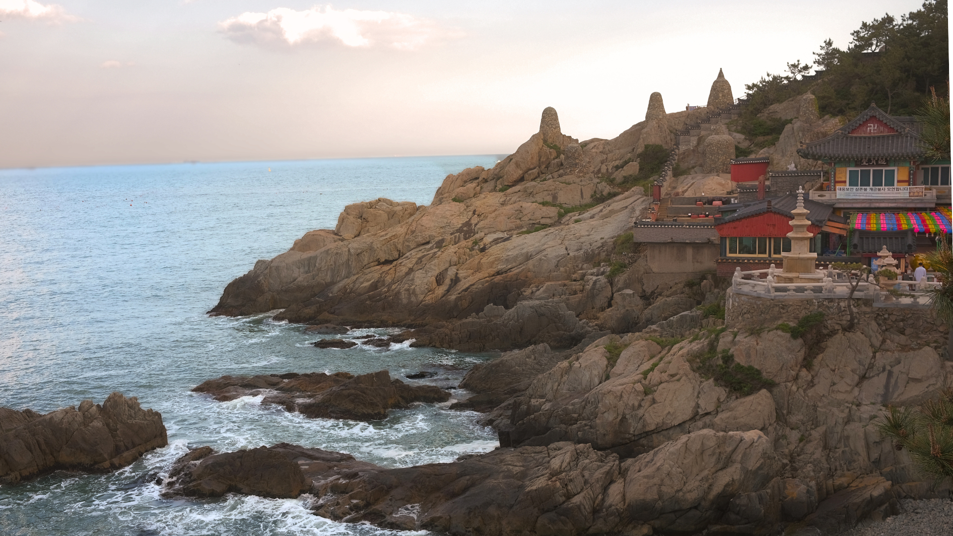 Haedong Yonggungsa Tempel am Meer, Busan, Korea –  ein Tempel an der Küste, umgeben von der sanften Meeresbrise. Adresse : 86, Yonggung-gil, Gijang-eup, Gijang-gun, Busan, Korea ⓒ Mi Phan
