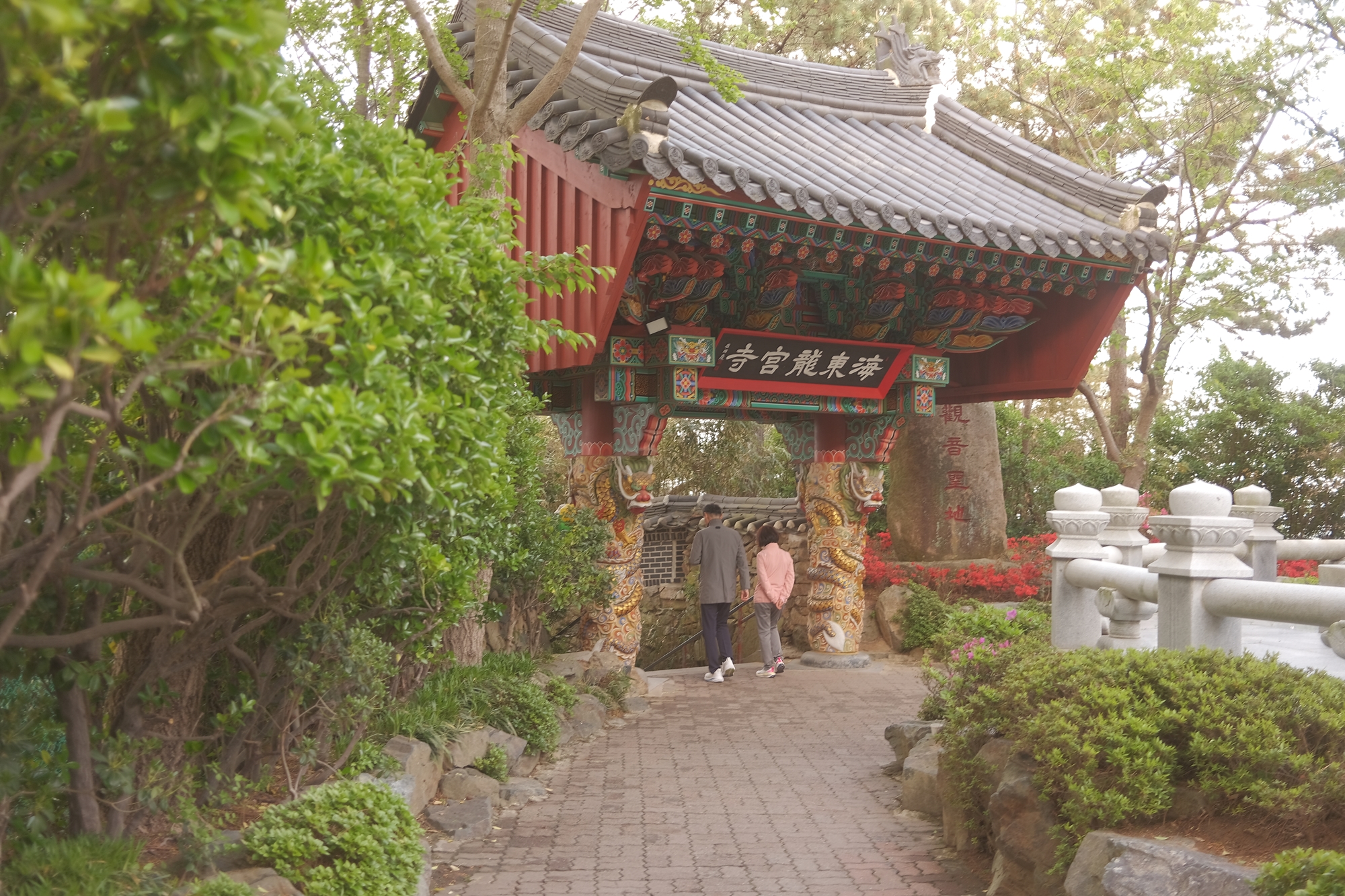 Ein kunstvoll verziertes Tempeltor im Stil traditioneller koreanischer Ästhetik lädt Besucher dazu ein, ihre eigene innere Reise zu beginnen