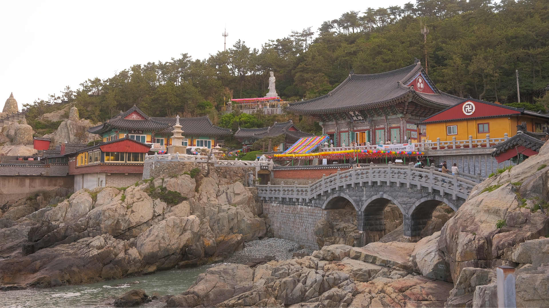 Der Haedong Yonggungsa Tempel beeindruckt mit seiner einzigartigen Architektur, die direkt an der Küste erbaut wurde