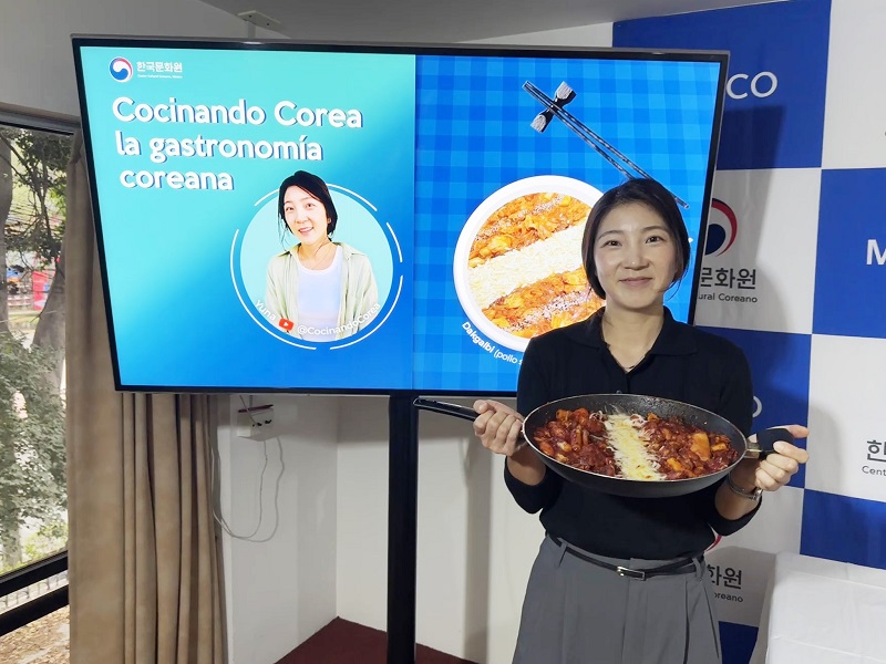 Yuna con el Dakgalbi que preparó en la clase. | Leyali Zeraoui 