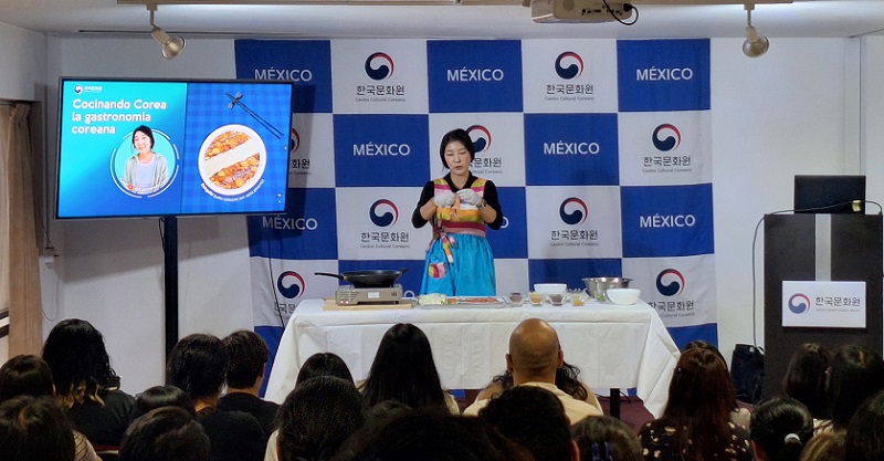 Yuna dando las explicaciones para el dakgalbi. | Leyali Zeraoui