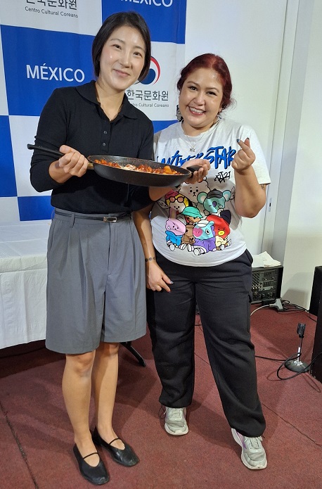 Kim Yuna y la reportera honoraria Farah Leyeli | Leyali Zeraoui
