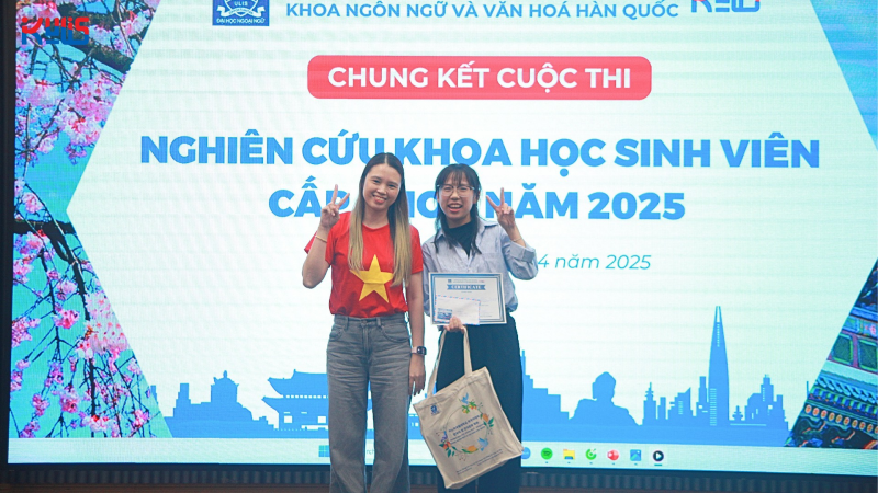 Khoảnh khắc hạnh phúc của bạn Hải khi biết mình được đạt giải Nhất của cuộc thi. (Ảnh: Trang Facebook Đoàn TN - Hội SV Khoa NN&VH Hàn Quốc ULIS)