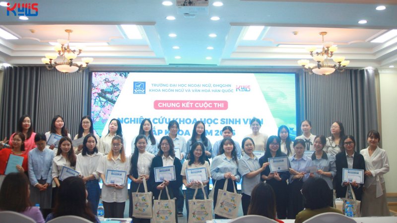 Ở vòng chung kết, 8 đề tài xuất sắc nhất được chọn trình bày trước Hội đồng giám khảo. ( Ảnh: Trang Facebook Đoàn TN - Hội SV Khoa NN&VH Hàn Quốc ULIS) 
