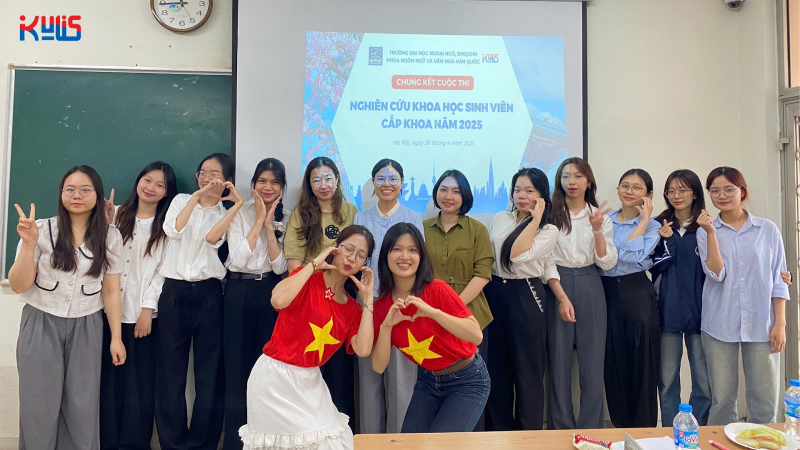 Theo Hải, đối với những sinh viên mới bắt đầu làm nghiên cứu khoa học, việc làm theo nhóm sẽ giúp hiểu rõ hơn về quy trình thực hiện cũng như tạo cơ hội để các thành viên hỗ trợ và góp ý cho nhau. (Ảnh: Trang Facebook Đoàn TN - Hội SV Khoa NN&VH Hàn Quốc ULIS) 