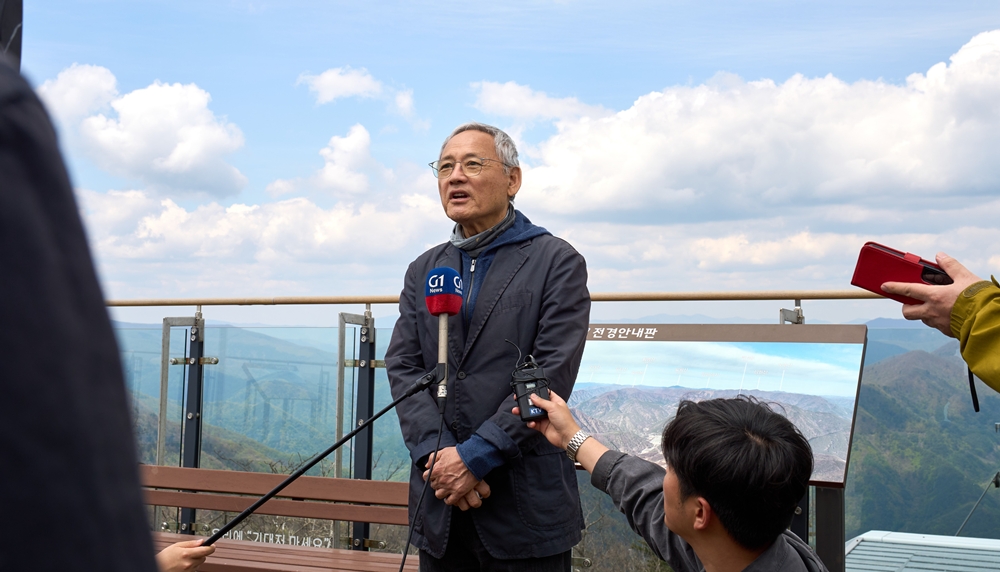 5月7日，文化体育观光部长官柳仁村在搭乘加里王山缆车后接受媒体采访。他表示，文体部将与地方政府共同讨论方案，支持搞活平昌冬奥会遗产设施作为观光景点的项目。韩宣网名誉记者徐傲 摄